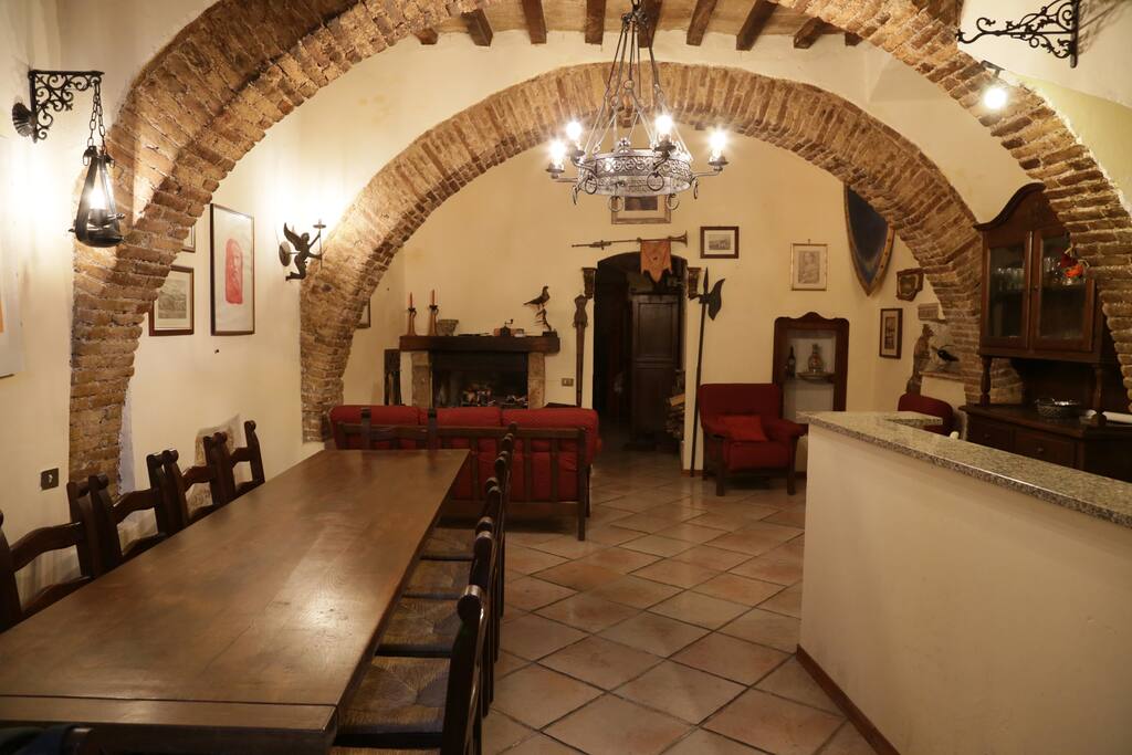 Sulla destra l'angolo cucina. On the right the kitchen