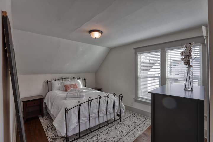 安静的卧室，氛围安静，自然光线充足。