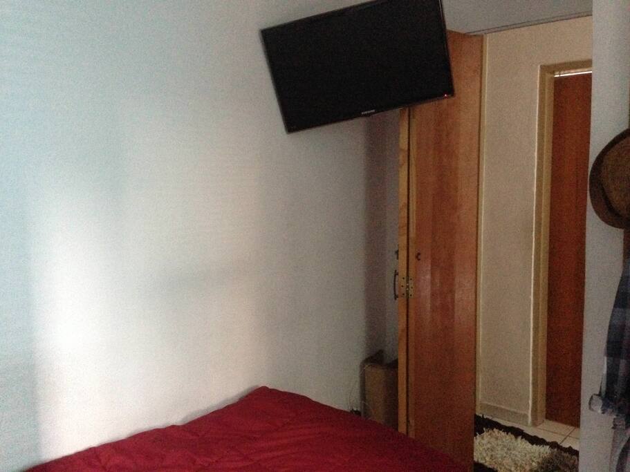 Quarto compartilhado com TV.