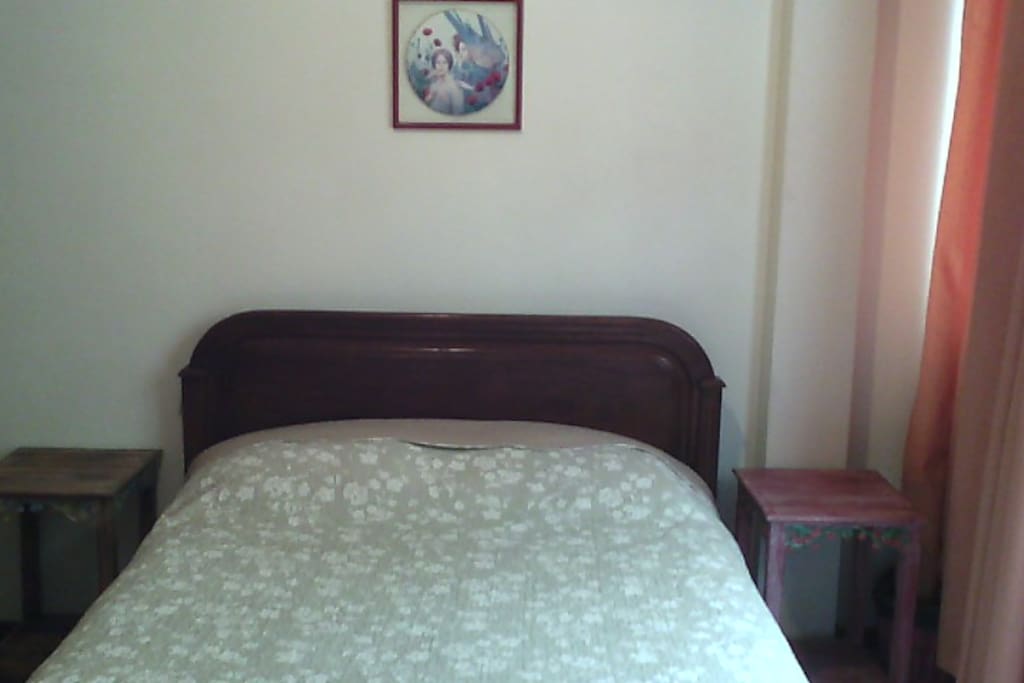 Quarto com cama de casal, ar condicionado e Wi-fi.