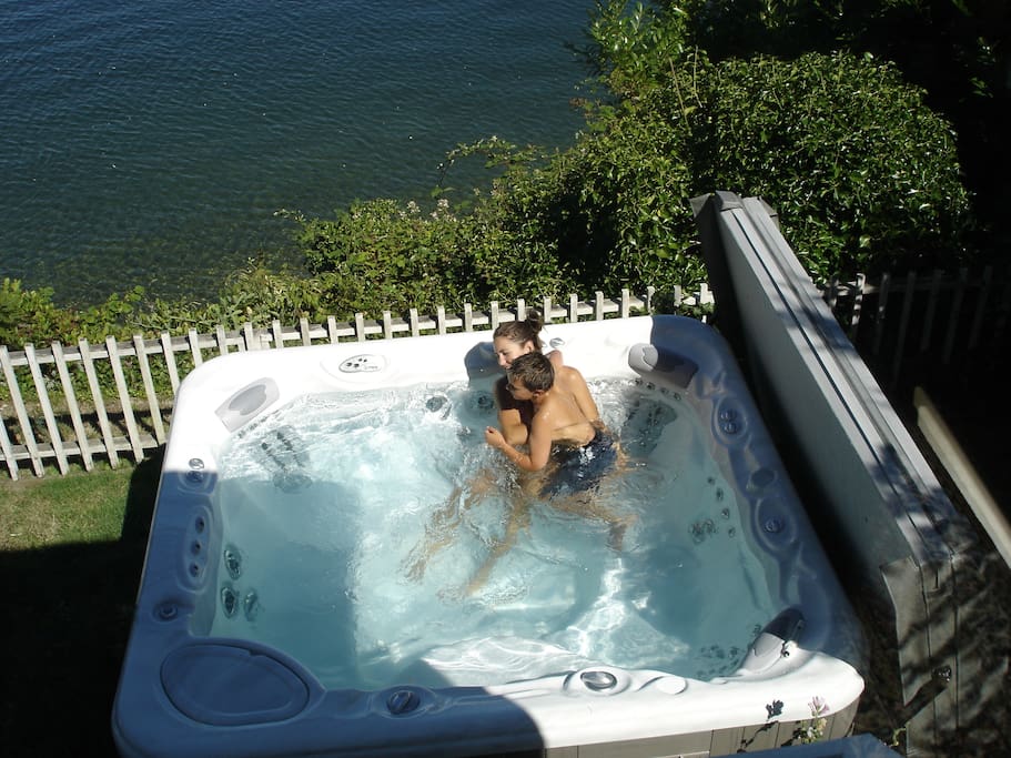 New Hot Springs 10 person hot tub