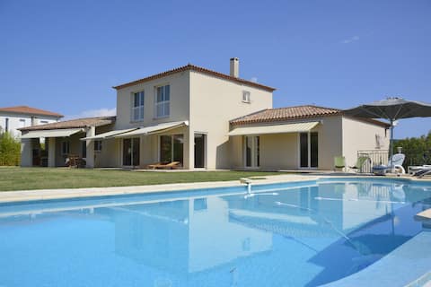 Spacious Villa with swimming-pool and large garden