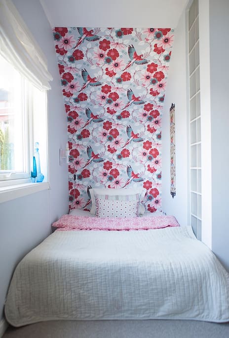 The double parrot room. A fit space with a 120 cm wide matress. A cosy room.