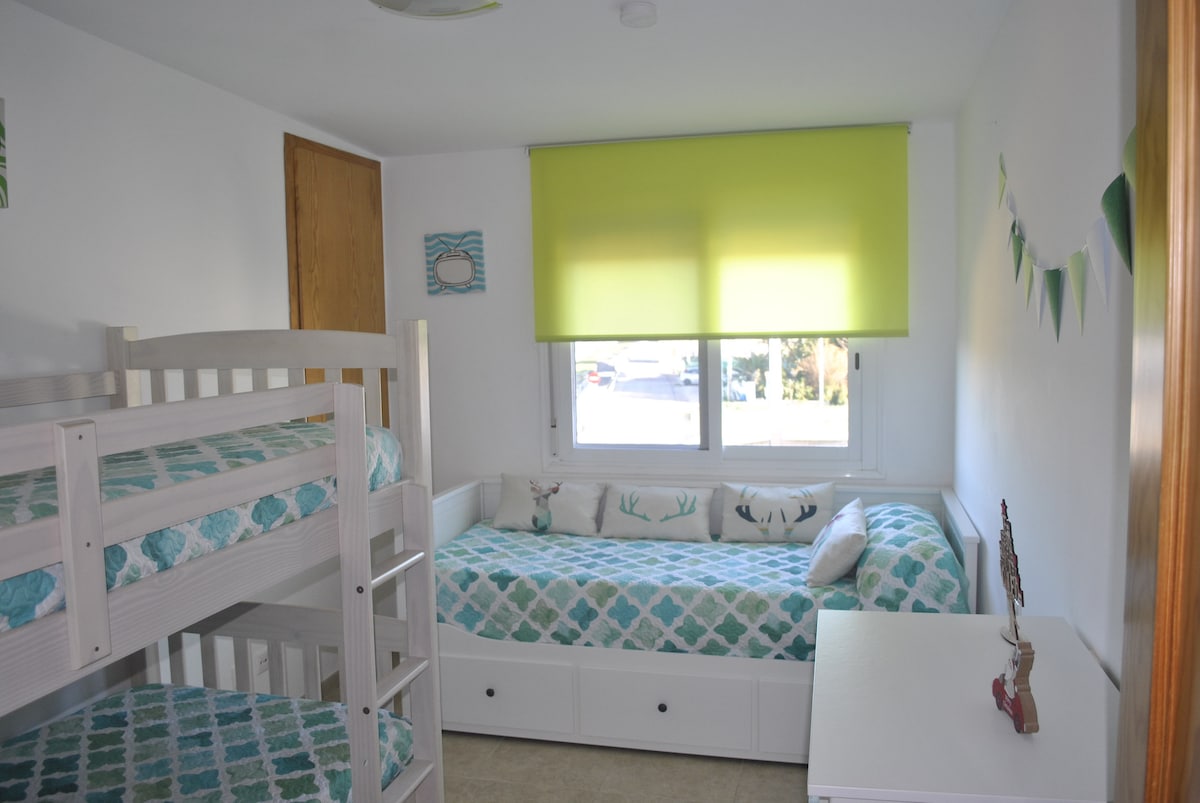 5 საწოლი, ჩაშენებული კარადა, sifonier. (Bebe აბაზანა)
კარგი და ძალიან კომფორტული ლეიბები, თან იქონიეთ ლეიბები და ბალიშის დამცავები. 