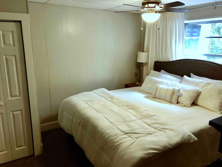 客用套房，配备特大双人床和全功能卫生间 