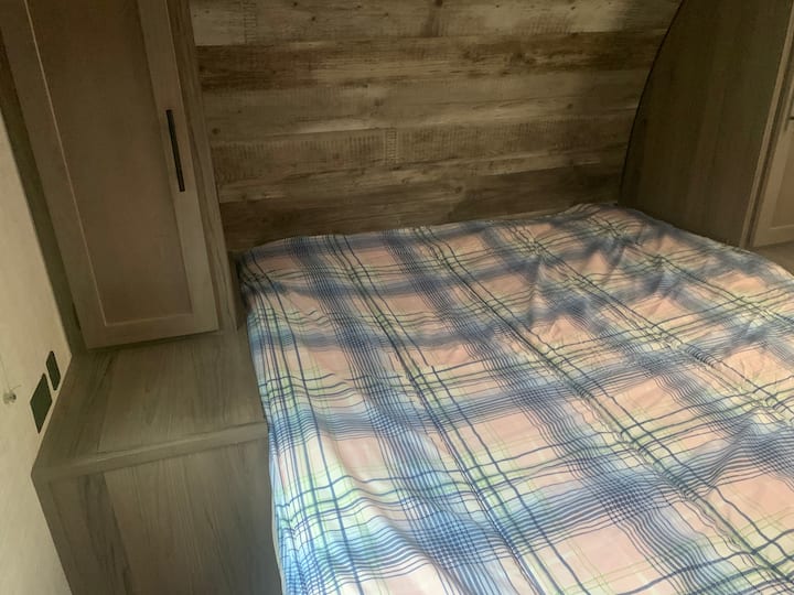 Krevat dopio "queen" në dhomën kryesore të gjumit.