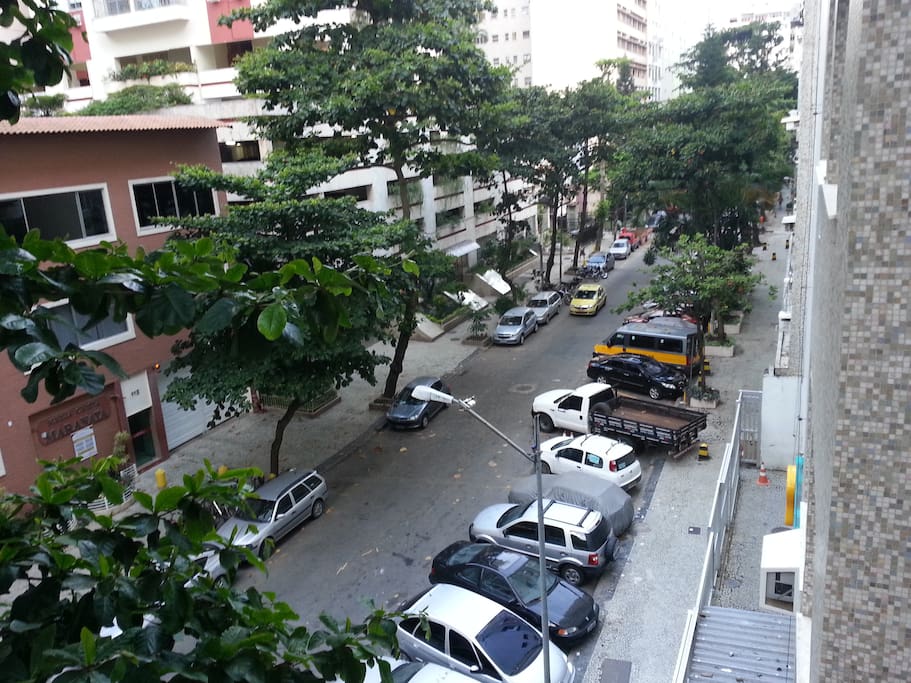 O apartamento fica voltado para rua tranquila e arborizada.