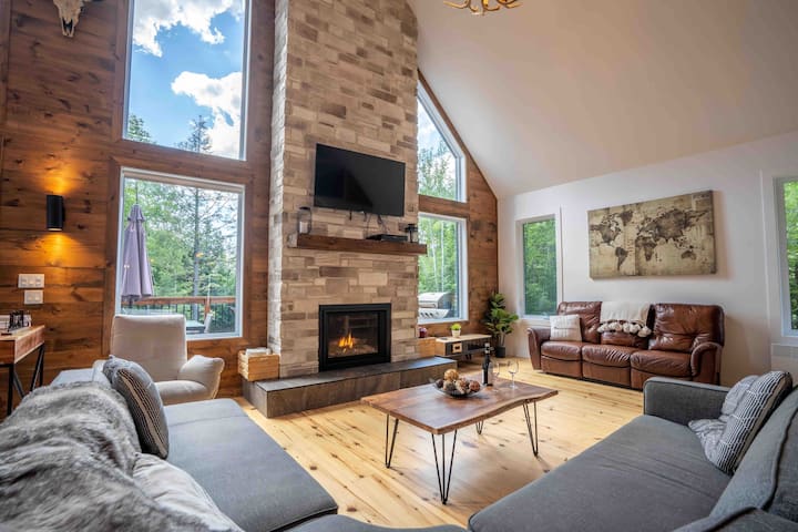 Nature chalet near Owls head with spa+fireplace.