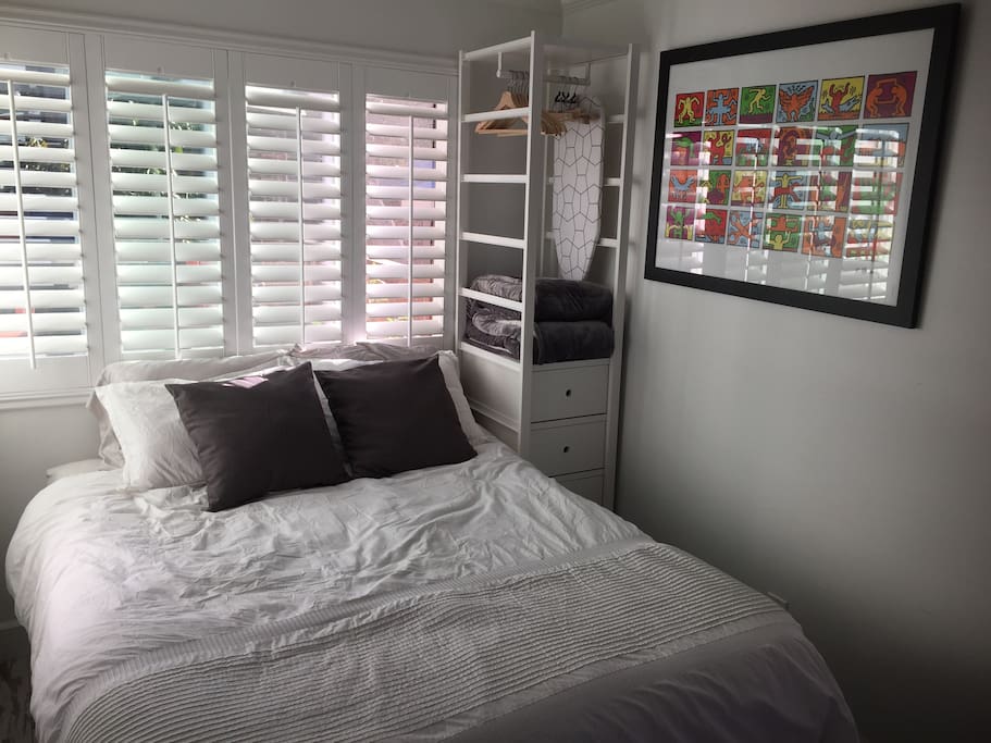 Comfortable Queen size bed. Lots of natural light.
