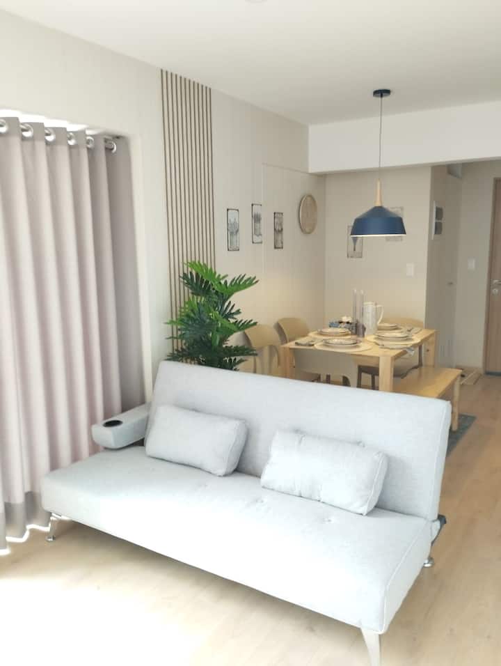 Разтегателен диван за двама души във всекидневната. 