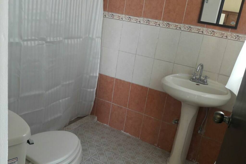 el baño es de gran tamaño