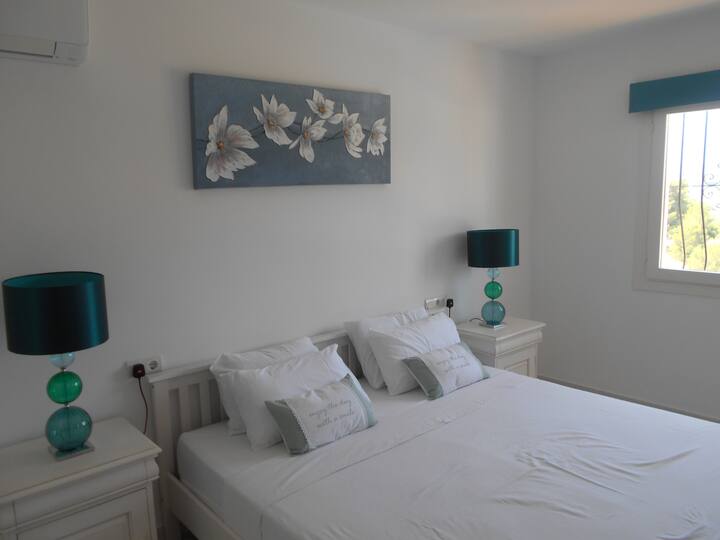 главна спална соба со нов брачен кревет и душек