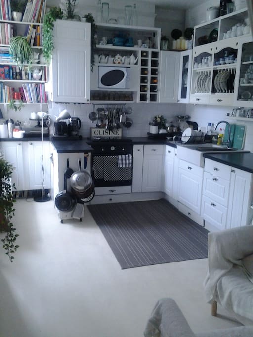 Kitchen/diner: Breakfast and informal socialising. Room also contains armchairs making comfortable seating for guests.