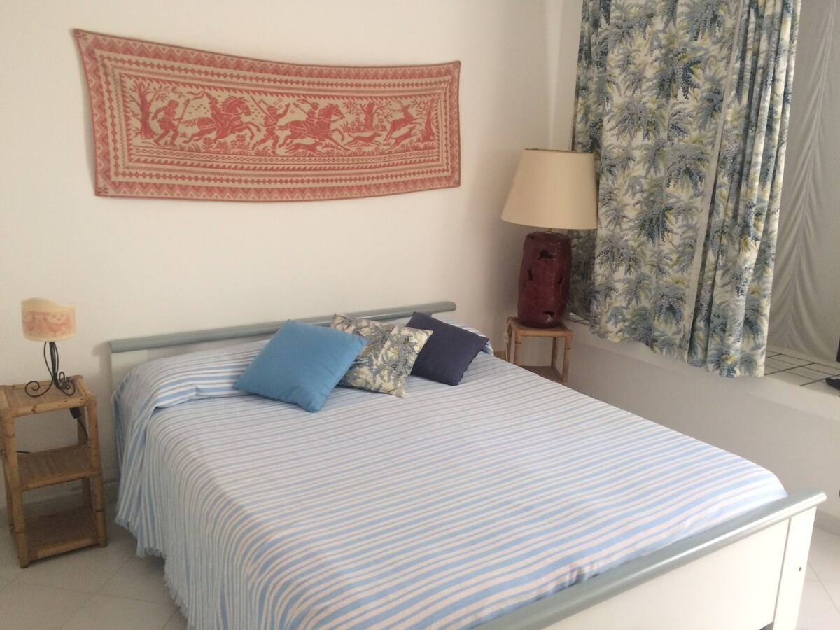  标准双人床卧室 