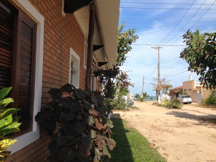no fundo a direita é a praia