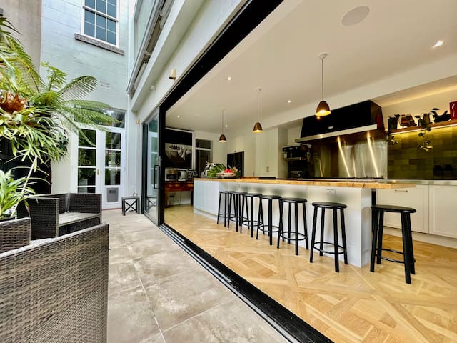 Historic House & Oasis Pool Garden by the Beach