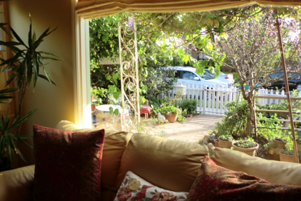 Large Living Room w/ Picture Window to Front Garden