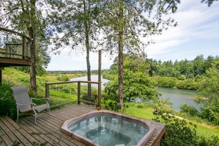 Relaxing Riverfront Cabin