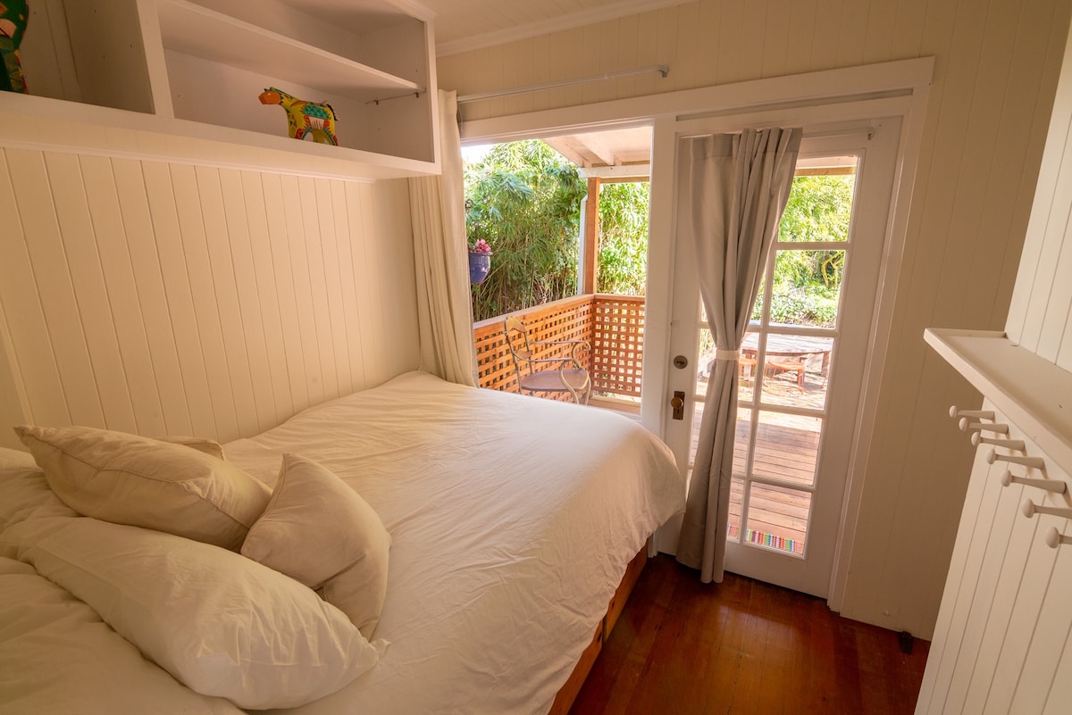 בחדר השינה השני יש מיטת קפטן בגודל מלא עם מזרן ספוג. נוף לגינה ולחדר, וילונות מחשיכים על החלונות. מצעים נוספים ומבחר קטן של צעצועים וספרים לילדים מאוחסנים במגירות מתחת למיטה.