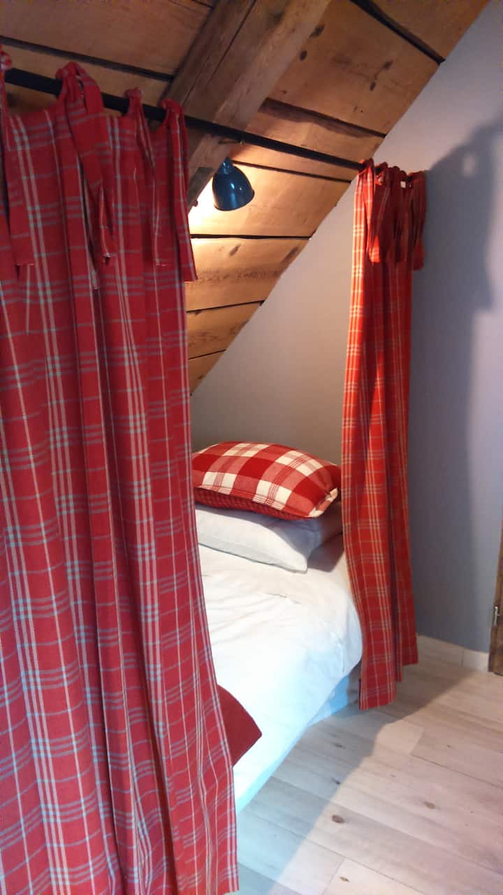 СПАЛНА СОБА 2 GRANGE-LIT ДРВЕНА КОЛИБА - ШТАЛА - единечен кревет 