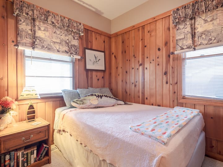 Queen bedroom downstairs and upstairs. King bedroom downstairs and upstairs. 

Additionally, a daybed and trundle in the sitting area, 2 sofas in the living room, a sofa and 2 twin beds upstairs in the master suite are available for sleeping.