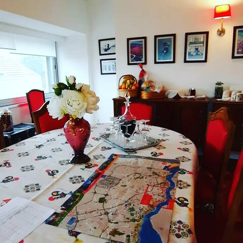 Vintage Apt I 10-12 People – 2 Free Parking gallery image 3