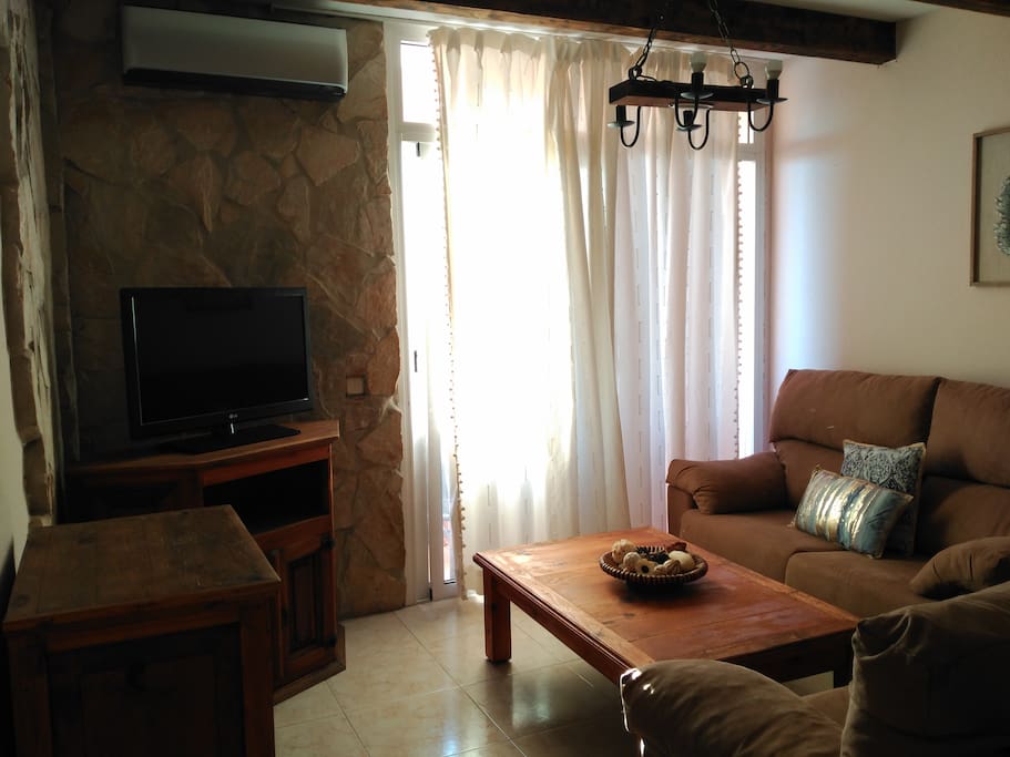 Amplio, luminoso salón con aire acondicionado / bright, spacious living room with air conditioning