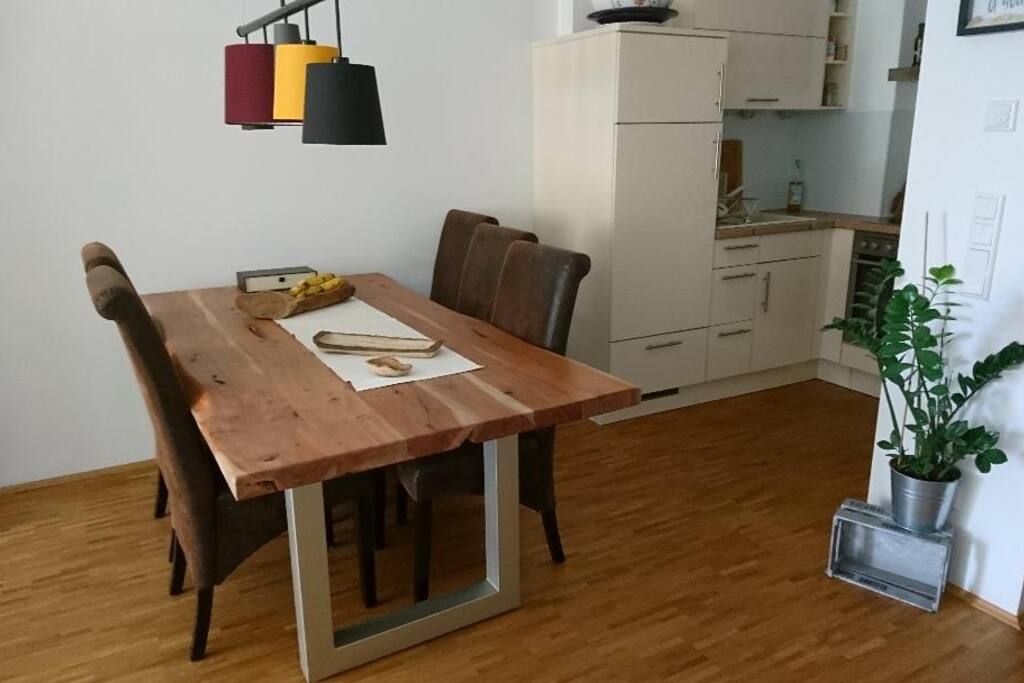 Großer Esstisch mit komplett ausgestatteter Küche