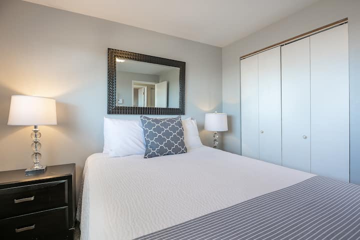 楼下标准双人床卧室，配备Roku电视