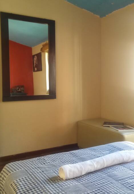 V2 - Habitación - Amplia cama.