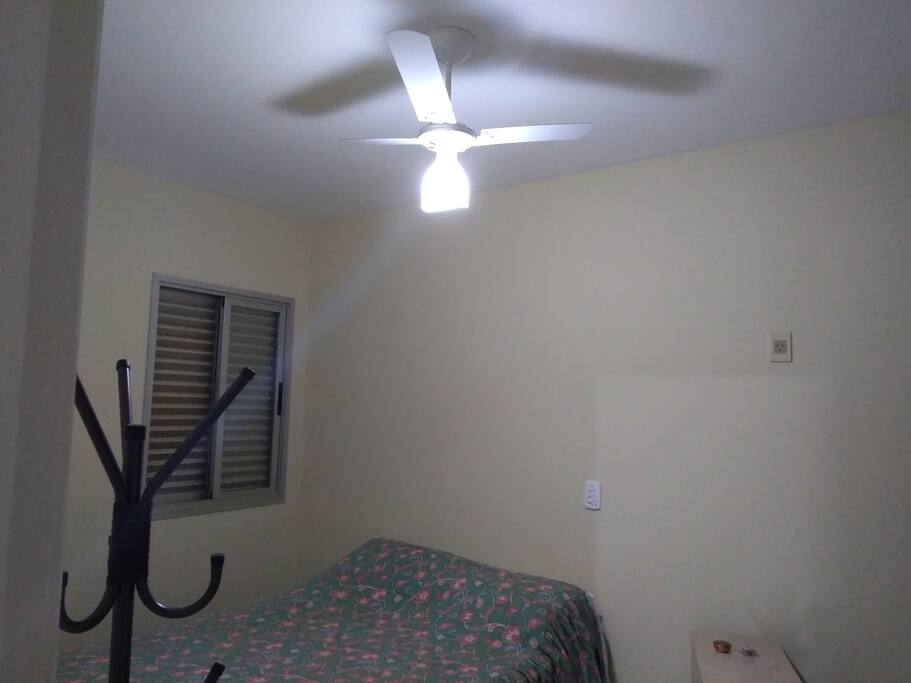 suíte privativa com cama de casal e ventilador de teto :)