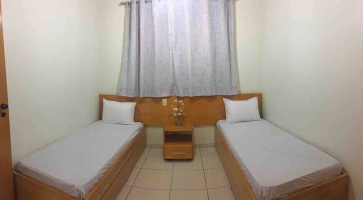 Miestnosť na návštevu so stropnými ventilátormi