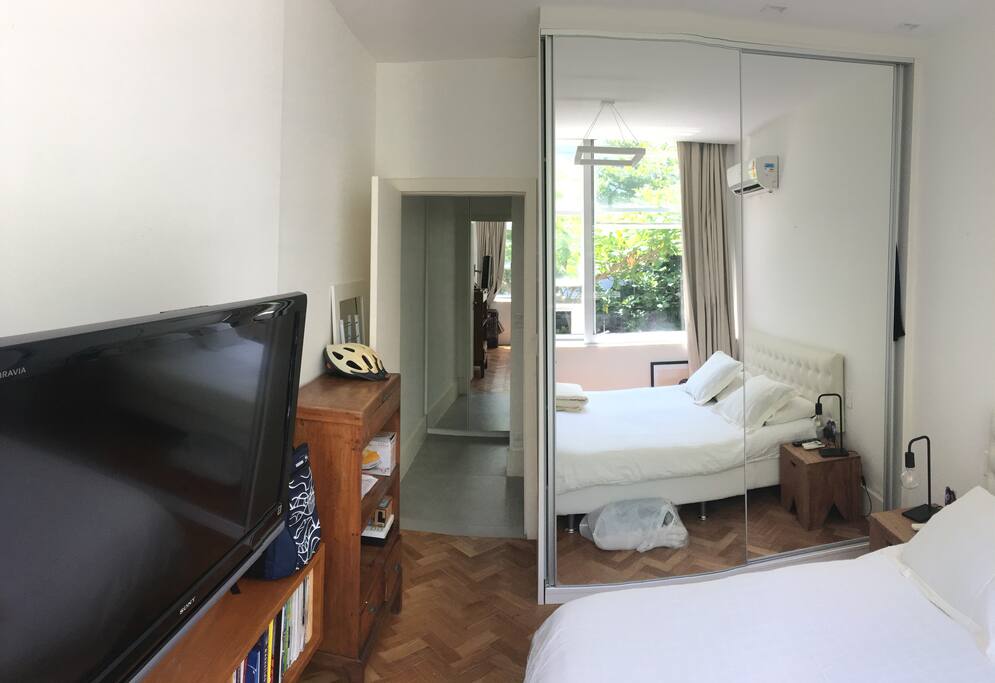 Quarto e corredor para o banheiro