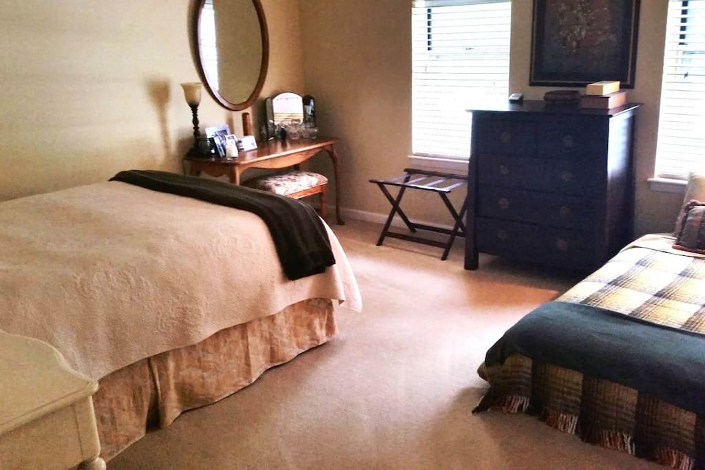 Excellent queen bed, comfortable twin