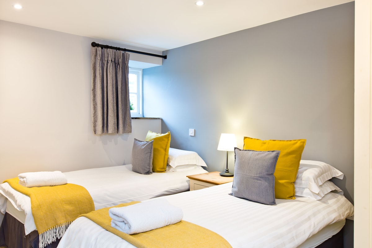 Krásna, útulná spálňa s 3 oddelenými posteľami/manželskou posteľou a vlastnou kúpeľňou. 