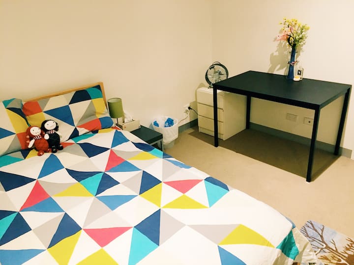 Clean & stunning room w/ great convenience for you