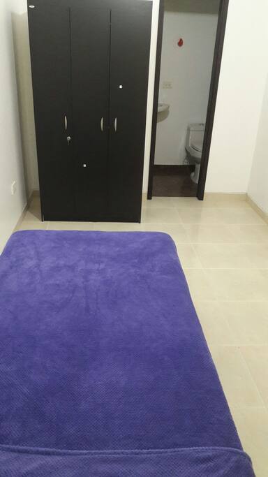 Dormitorio (cama sencilla + armario)- Bedroom (single bed+ closet)