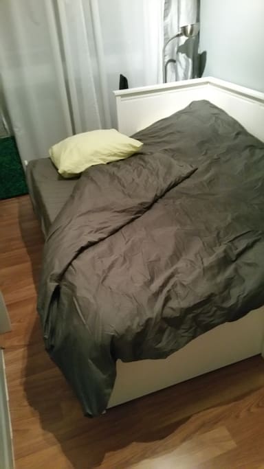 Canapé convertible mais avec deux vrais matelas (sommier peigne) donc vous dormirez aussi bien que dans un vrai lit