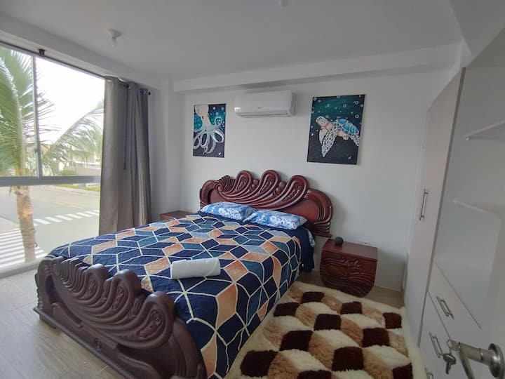 chumba cha kulala chenye mapazia meusi ya A/C na Alexa 