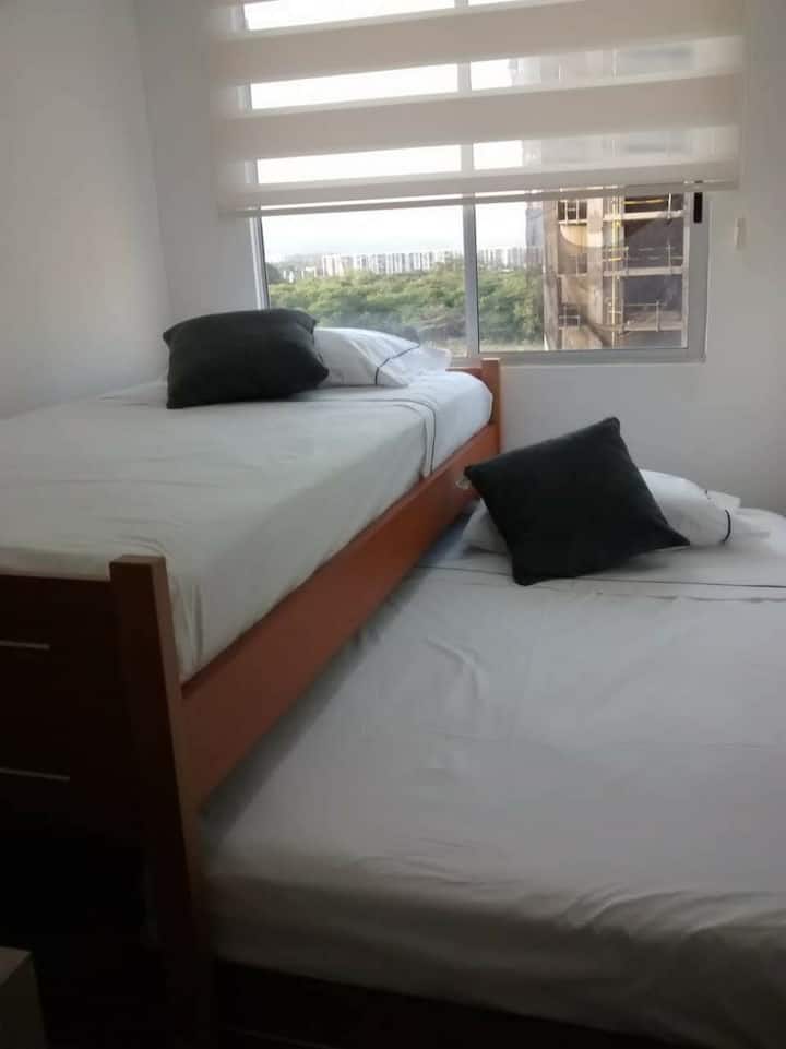 2张床，双层床（如图所示）
房间舒适，适合您休息。