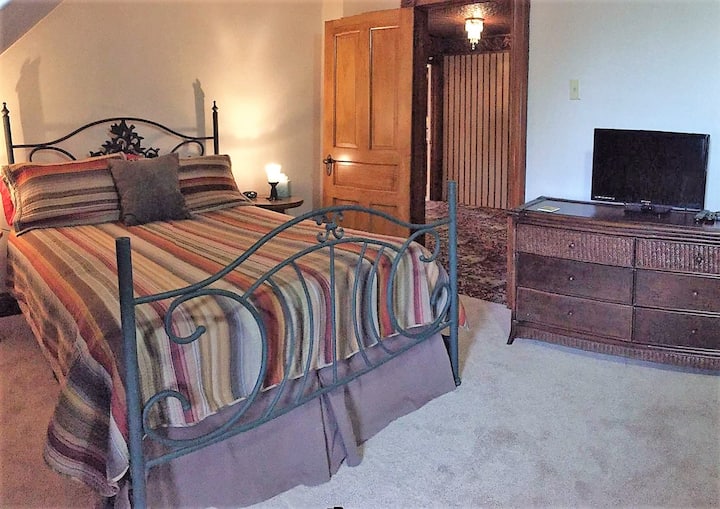 ห้องนอน #2 เตียงควีนไซส์มีผ้าปูที่นอน Ralph Lauren และมีคุณภาพดีและสะดวกสบายมาก  คุณมีสมาร์ททีวีจอแบนสำหรับเน็ตฟลิกซ์และอเมซอน