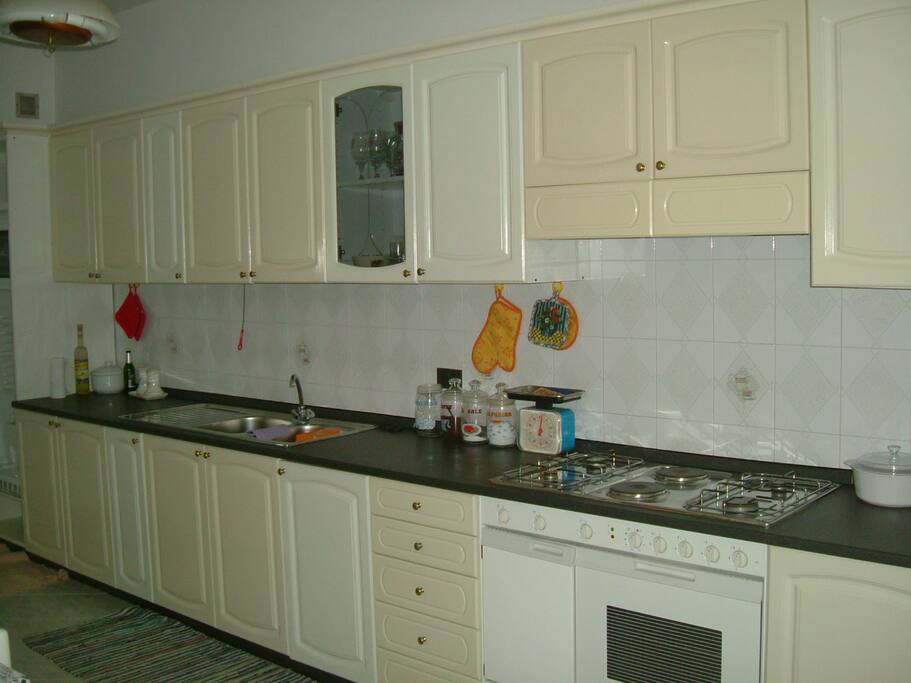 Grande cucina munita di utensili