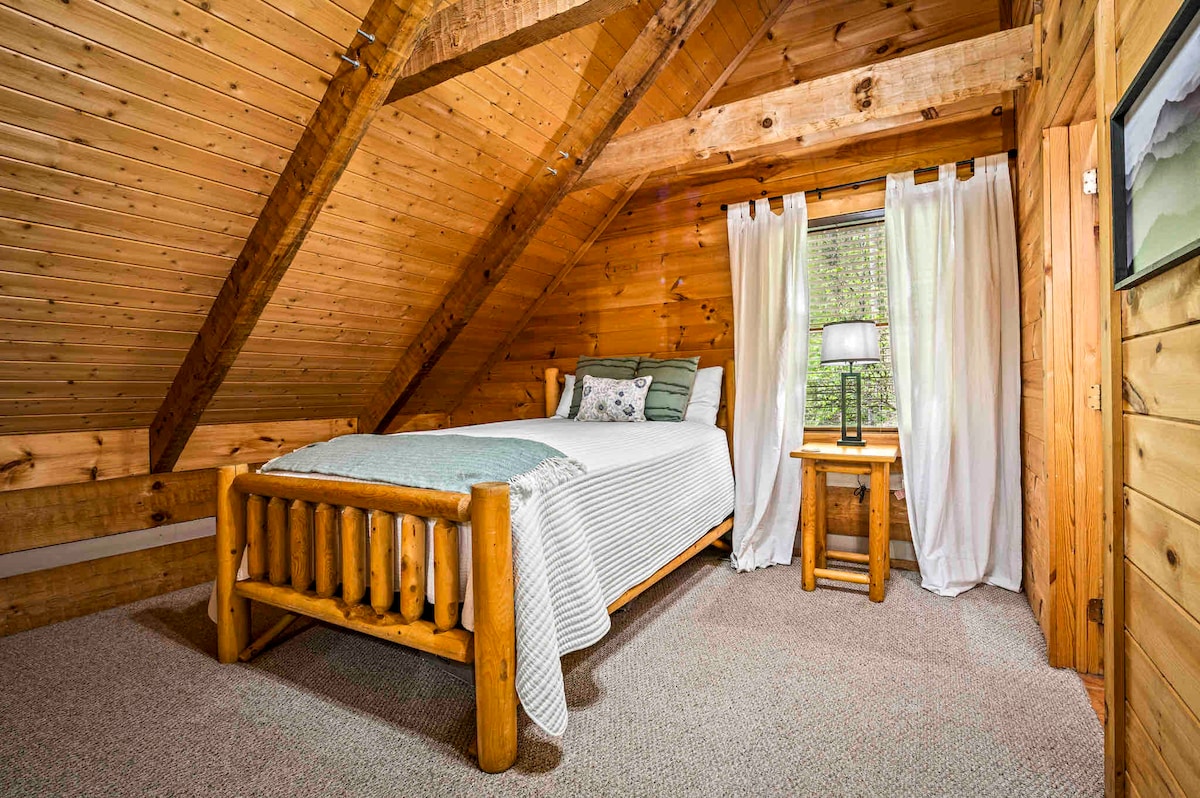 Spálňa na poschodí ponúka dostatok miesta pre váš pobyt.  Každá spálňa má tiež televízor a stropný ventilátor, ako aj nočné lampy a stoly.