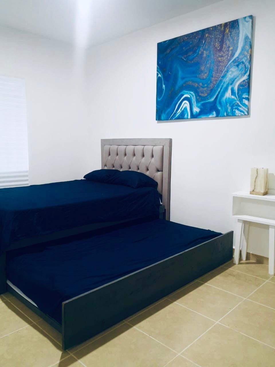 Mwonekano wa vitanda viwili katika chumba kikuu cha kulala. 