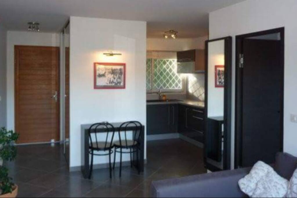 salon coté cuisine et entrée