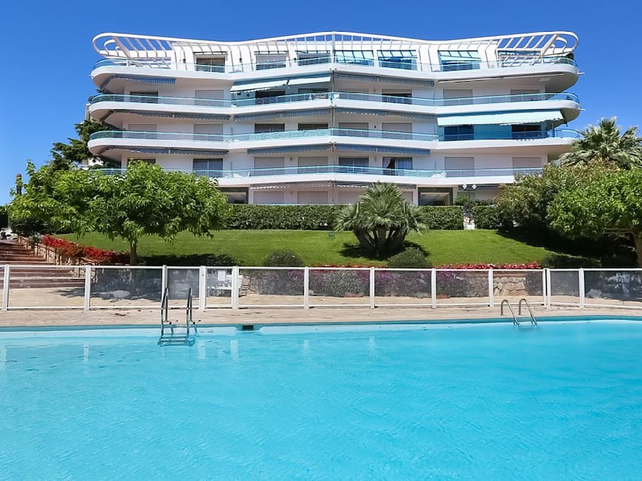 résidence gardée avec piscine sécurisée