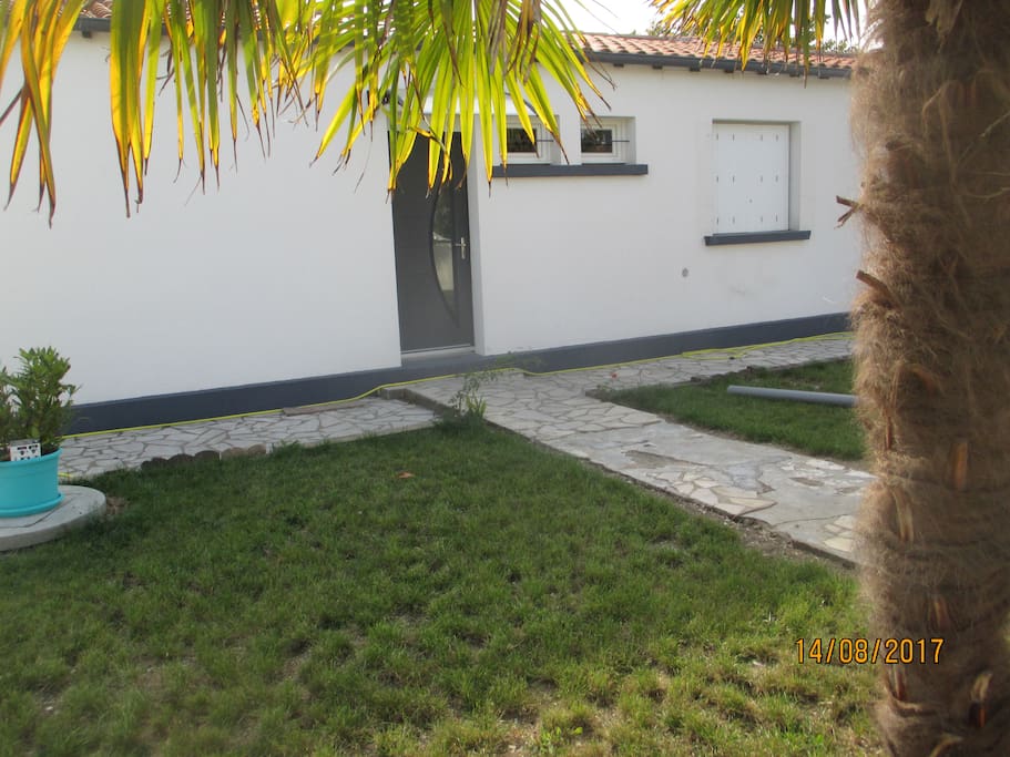 porte d'entrée +jardin devant