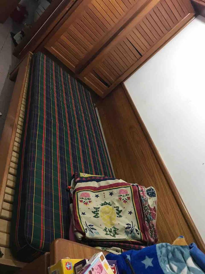 Зависи от баня, разтегателен диван се превръща в двойно легло, вентилатор на тавана. 