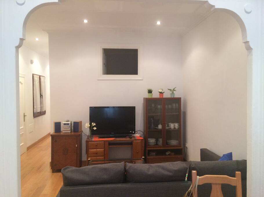 Salón con TV de 42 pulgadas