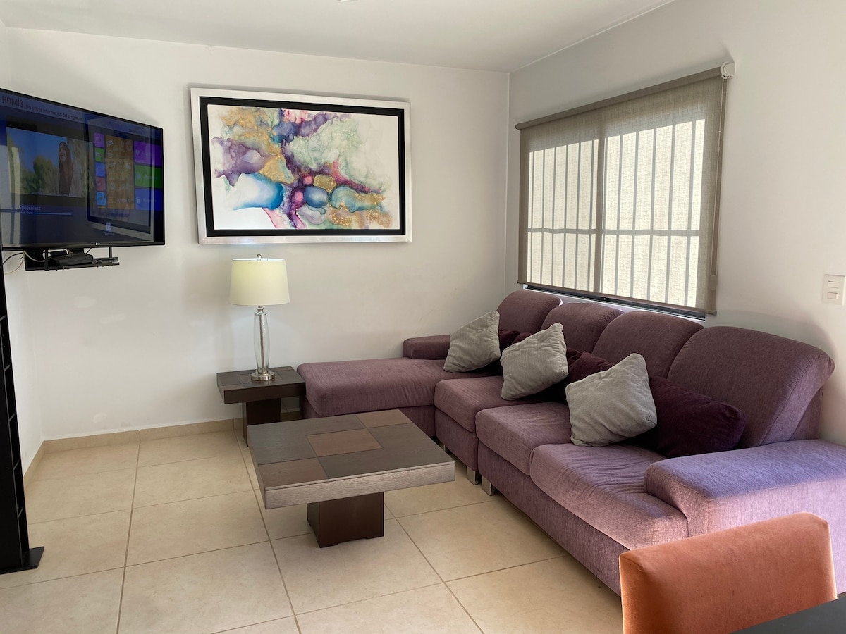 Всекидневна с 55 - инчов смарт телевизор с кабелна телевизия и интернет  